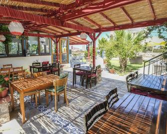 Karaburun Konak Hotel - Karaburun - Patio