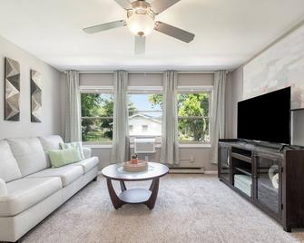 Cozy Ralston Retreat Near Downtown & Arena - Ralston - Living room