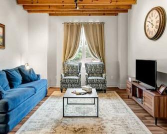 5-Star Clean 2br Ez Access To Santa's Wonderland - Bryan - Living room