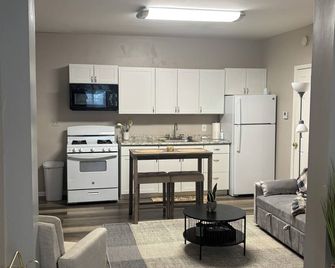 Cozy 1-bedroom apartment in tranquil Pemberton with AC - Pemberton - Cocina