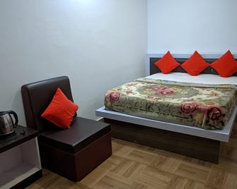 Hotel Laxmi - Bhimdatta - Bedroom