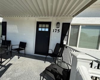 Fully Remodeled Downtown Gem Modern Comfort 3 Bedroom Sleeps 8 Plenty of Parking - Price - Balcony