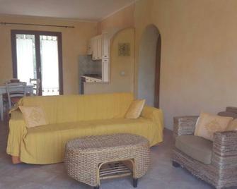 Apartment 'Trilocale Stella La Maddalena' with Private Terrace, Wi-Fi and Air Conditioning - La Maddalena - Living room