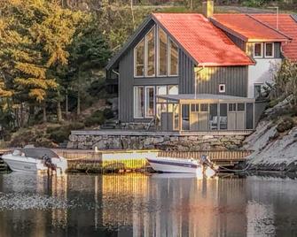 4 bedroom cozy home in Bokn - Hebnes - Edificio