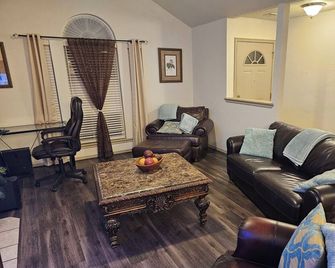 Charming 3-bedroom house with AC in peaceful Moore. Pets welcome - Moore - Obývací pokoj