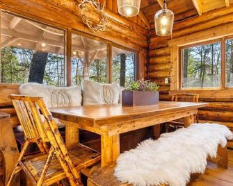 Chic, updated log cabin nestled in the pine trees of Sprucewold! - Boothbay Harbor - Eetruimte
