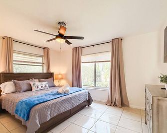Waterfront, Florida Vibes and Views - King Bed - Oakland Park - Bedroom