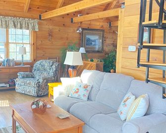 The Robin A Sweet Cabin At Pipestem Place - Lerona - Living room