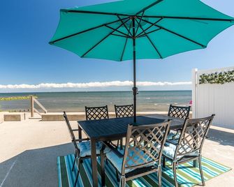 Beachfront Cottage Located In The Heart Of Fairfield Beach!! - Fairfield - Restaurant