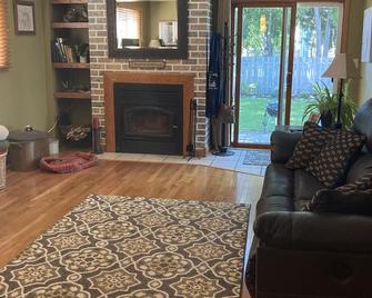 Charming house on Beautiful Doty Island - Neenah - Huiskamer