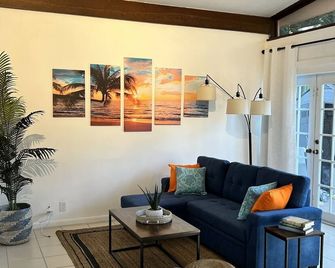 Coco Bay Vacation Condos - Fort Lauderdale - Living room
