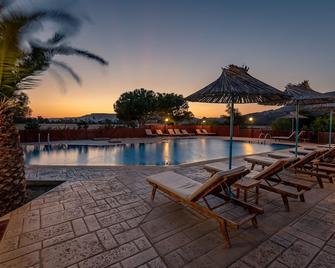 كاليميرا مار - Kardamena - حوض السباحة