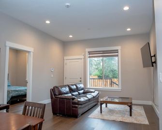 Lovely 2-bedrooms serviced apartment! - SeaTac - Living room