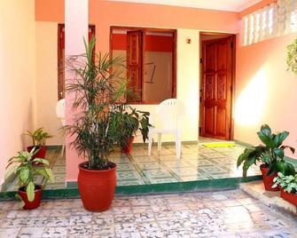 Hostal Casa Frank Moron - Morón - Patio