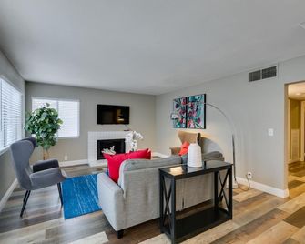 Experience luxury in Green Valley, just a hop away from Tropicana - Henderson - Sala de estar