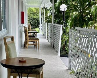 Conty's Motel - Naples - Patio