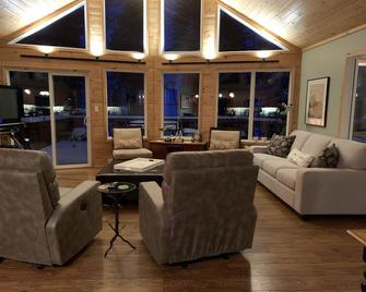 Lakefront 3 bedroom A frame 4 season cottage in Grindstone Provincial Park - Gull Harbour - Lounge
