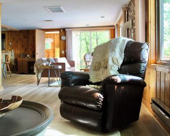Cozy Lakehouse! - Isle - Living room