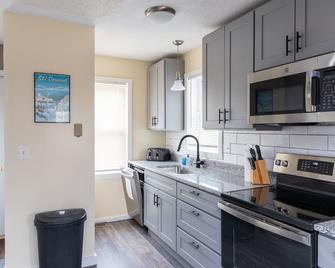 3 Br Home Sleeps 12! - South Burlington - Kitchen
