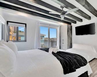 The Seashell Suite with Private Balcony and Walk to Beach - Clearwater Beach - Bedroom