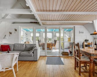 Nice home in Brenderup Fyn with kitchen - Middelfart - Living room