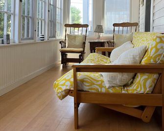 Classic Old Orchard Beach Cottage One Block from the Beach - Old Orchard Beach - Living room