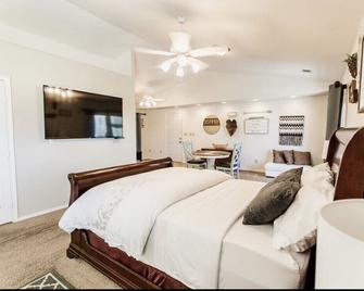 Huge Private Guest suite w\/ jet tub in great neighborhood near attractions - Fresno - Bedroom