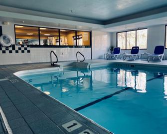 Holiday Inn Express & Suites Plymouth - Plymouth - Piscina