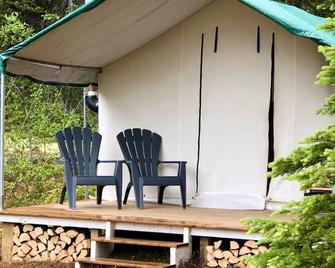 Vines and Puppies Glamping Hideaway - Jade City - Patio