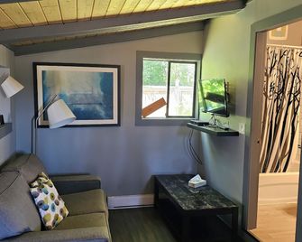 Fuller Lake Chemainus Motel - Chemainus - Living room