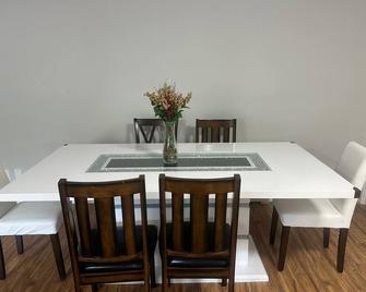 Spacious 2 bed 1 bath suit in West Abbotsford - Abbotsford - Dining room