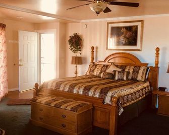 Giant Oaks Lodge - Running Springs - Bedroom