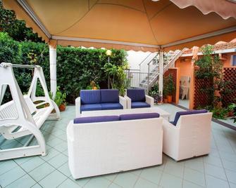 Hotel Sileoni Dependance Villa Antonio - Cecina - Patio