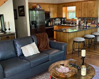  Newly furnished 3 bedroom 2 bath on the lake with covered dock - Lavonia - Cocina