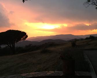 Renovated farmhouse with all the comforts, calm and with a beautiful view - Saint-Martial - Vista del exterior