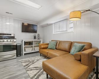 Relaxing 1BR Apartment in East Peoria - Close to Everything! - East Peoria - Living room