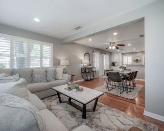 Private Pool with Main and Guest House and Sauna - Tampa - Wohnzimmer