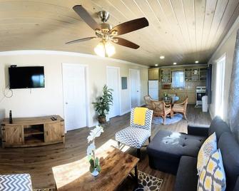 Cheerful Bahamian Pad. Walk to Beaches, Bars, Restaurants, Grocery-Liquor stores - Alice Town - Living room