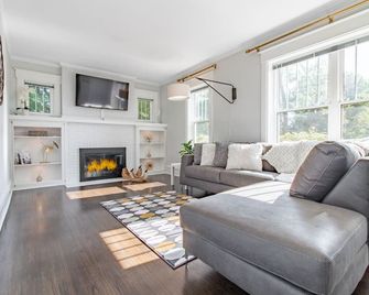 A Luxury And Modern Estate. Free Airport Transfer With Tesla Model X! - Peoria - Living room