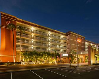 Ramada by Wyndham Tampa Westshore Airport South - Tampa - Bâtiment