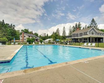 Bromley Mountain Escape w/ 2 Balconies: Hike & Ski - Peru - Piscina
