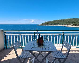 Apartments Ana i Ante (95131-A3) - Milna - island Hvar - Milna (Brač)