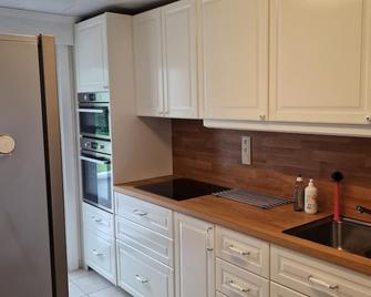 5 sleeps, 3 bedrooms, 2 km from the center of Leuven, 25 km from Brussels - Leuven - Kitchen