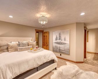 Leather&Spruce - Luxury Lake area fun funky home with amenities. Great for 2-18! - Yankton - Schlafzimmer