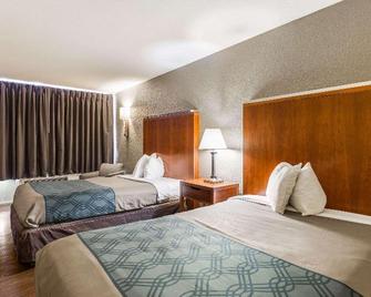 Mill Creek Inn by the River, a Howard Johnson by Wyndham - Pigeon Forge - Bedroom