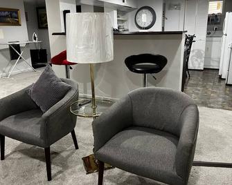 Aloha of Falls Church - Falls Church - Living room