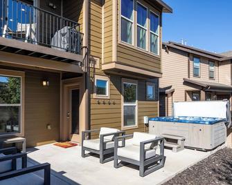 Ski, Bike, Relax, Spacious 4BR Home with Hot Tub and Pool Access Just Minutes from Action! - Kamas - Patio
