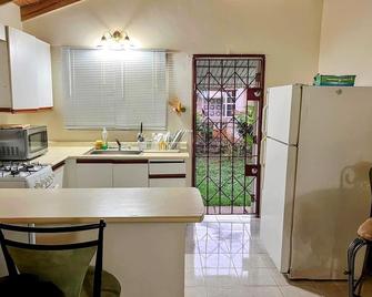 Private and Cozy home - Montego Bay - Küche