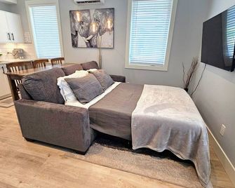Modern 1-bedroom self contained suite w/ Full Kitchen and Air Conditioning - Victoria - Chambre