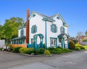 Haven of peace, magnificent view of the canal, warm, welcoming home. - Grenville - Bâtiment
